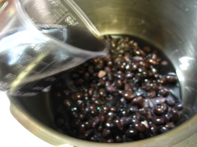 黒豆と200mlのゆで汁を鍋に入れます