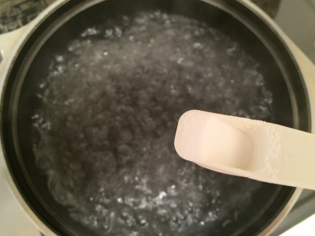お湯を沸騰させて、重曹を入れて溶かします