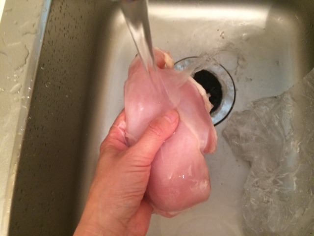 鶏肉を洗います