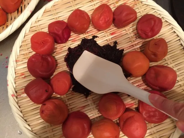 中央に赤じそを置いて、へらで赤じそを押すようにして、梅酢をよく切りましょう