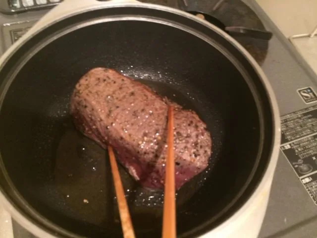 牛肉の側面を焼きます