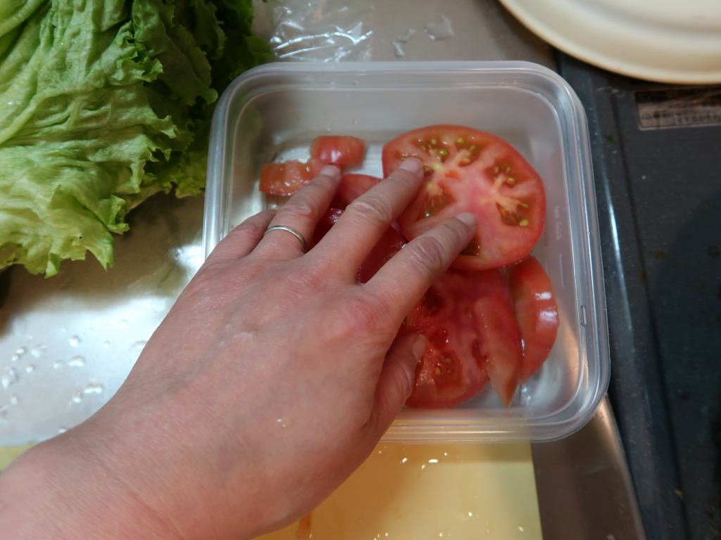 トマトは1cm厚さ程度（人差し指の太さの2/3目安）に切り、塩小さじ1/4（分量外）をまんべんなくまぶしつけ、