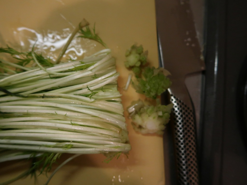 水菜は根元を切り落として、
