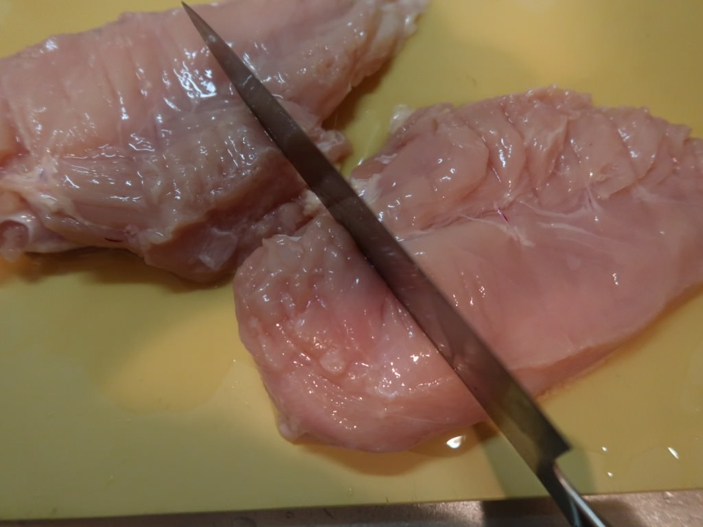 鶏むね肉は水洗いし、包丁のみね（刃と反対側の部分）でたたき、