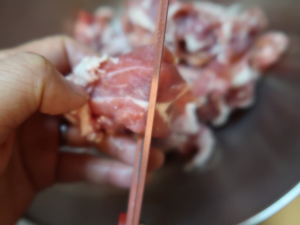 豚肉は長い場合は切ります。