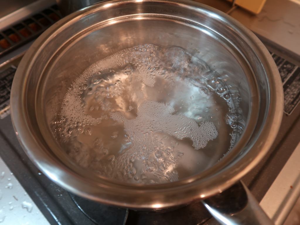 鍋に豚肉の下ごしらえ用の水、酒、塩を入れて、よく沸騰させます。