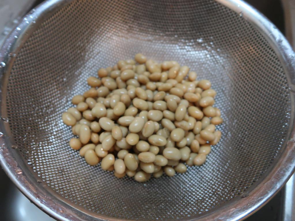 大豆は水切りします。
