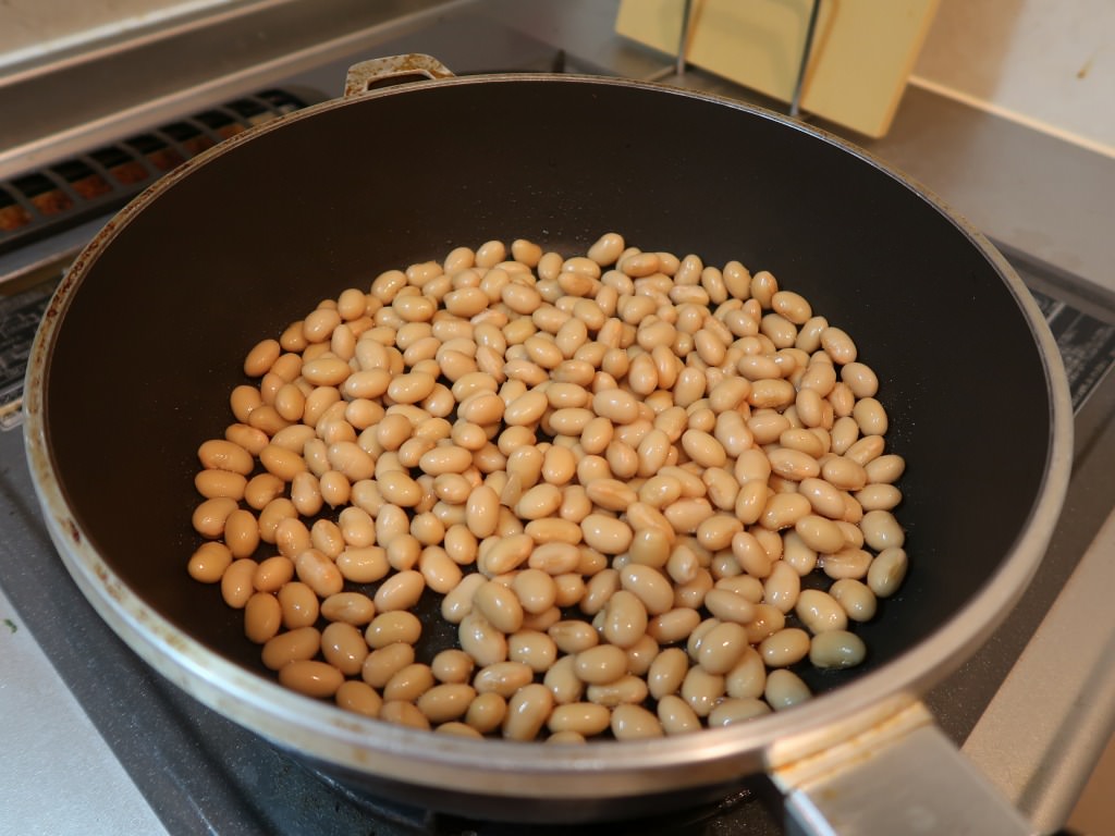 大豆を広げて入れ、2～3分ほどそのままさわらず加熱します。