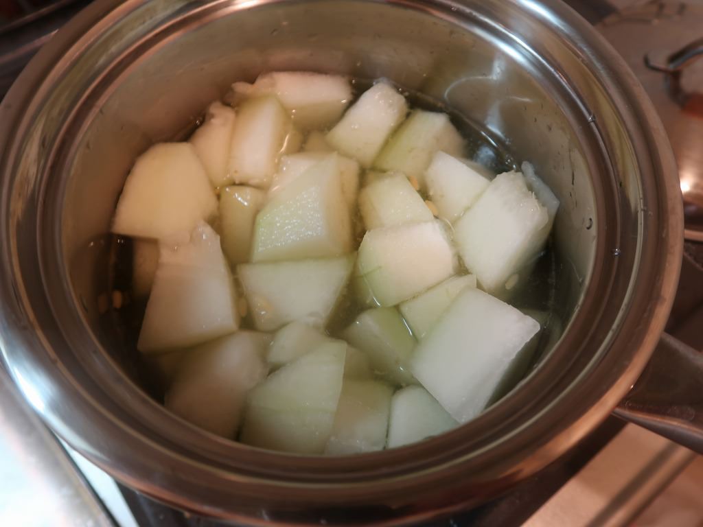 切った冬瓜を鍋に入れ、だし汁を注ぎます
