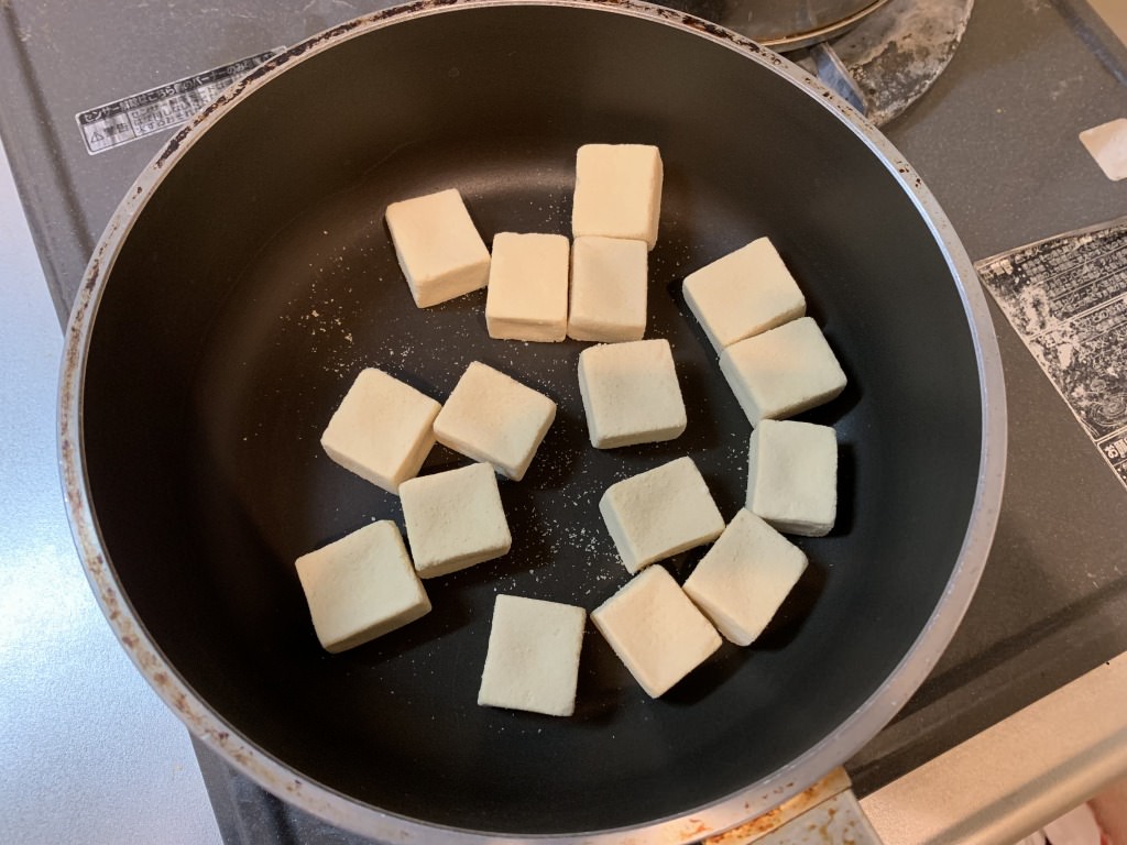 高野豆腐を並べ