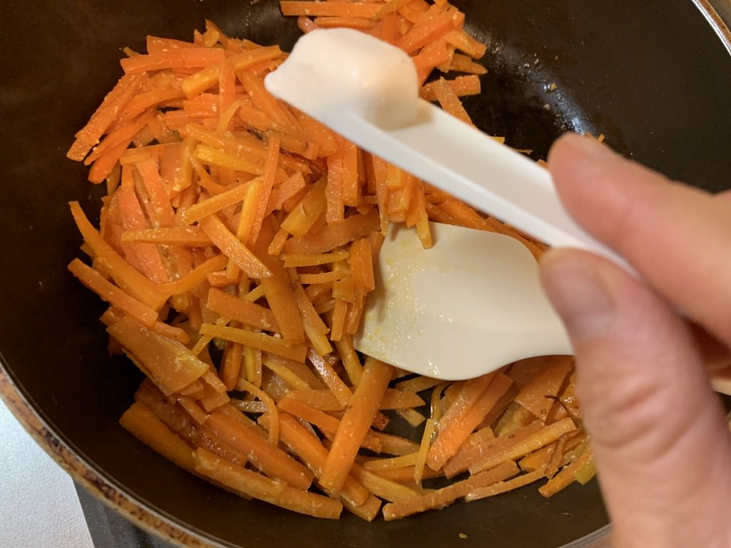 野菜ひとつ にんじんのきな粉マヨ炒め 週末の作り置きレシピ