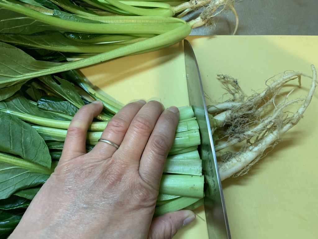 小松菜は根元を切り落としてから、