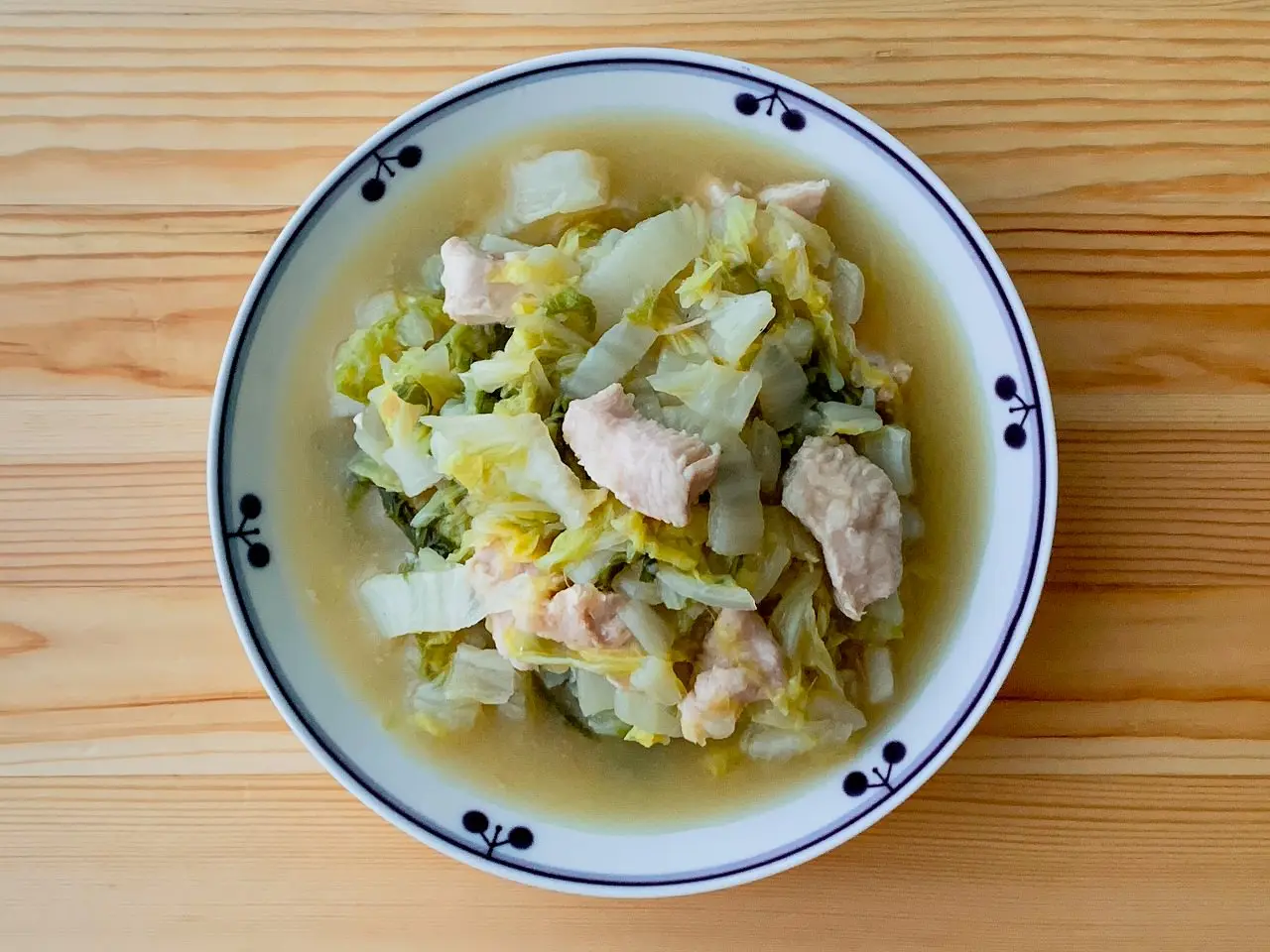 白菜と鶏むね肉の酒蒸し生姜スープ