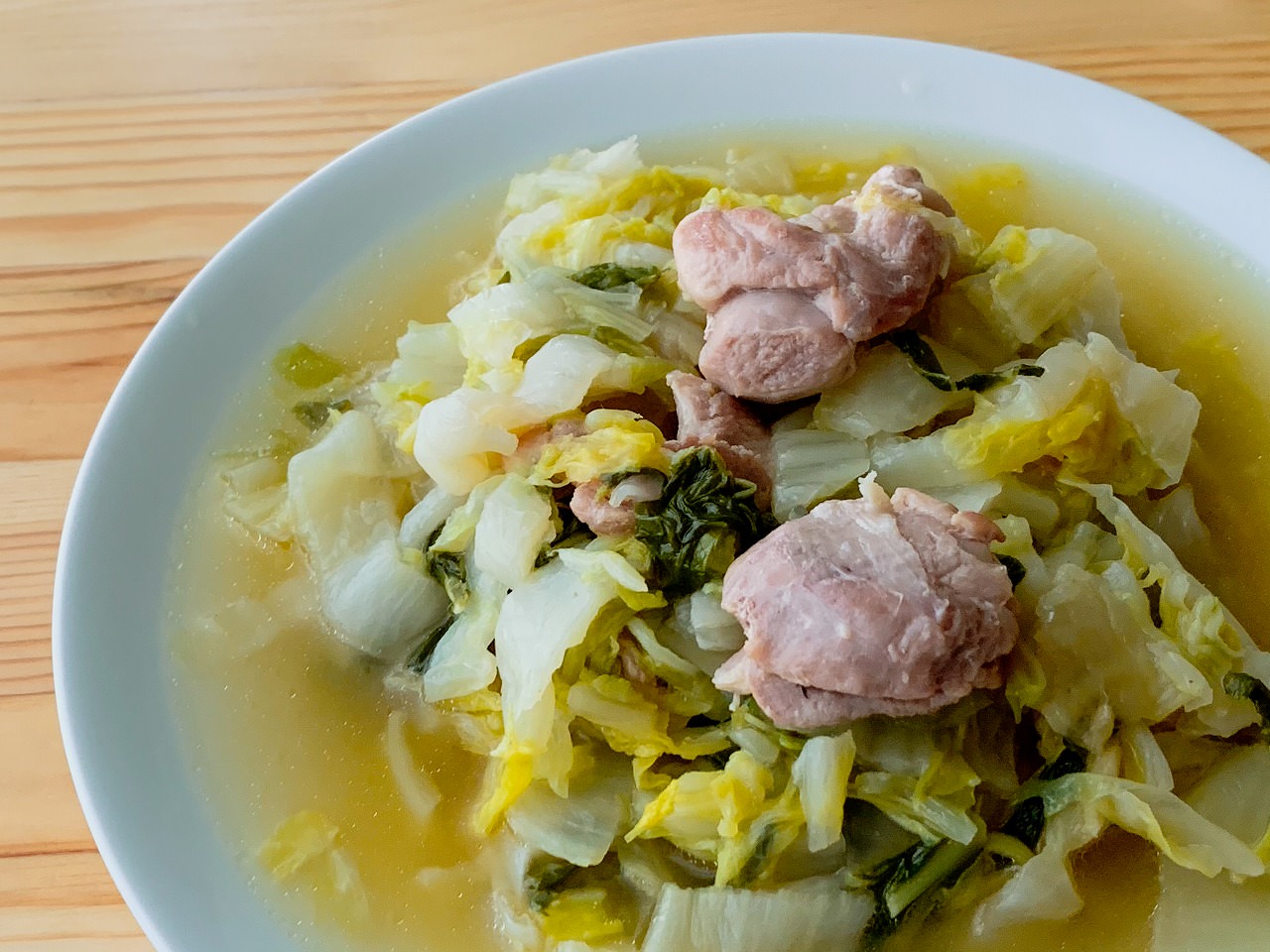 白菜と鶏もも肉の酒蒸し和風スープ