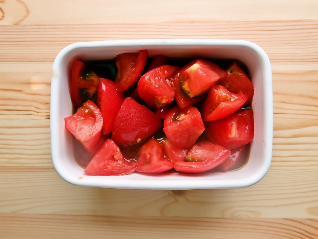 野菜ひとつ 漬けトマト 甘くないトマトをおいしくいただきます 週末の作り置きレシピ
