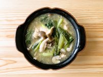 鶏むね肉と小松菜ときのこの和風しょうがスープ