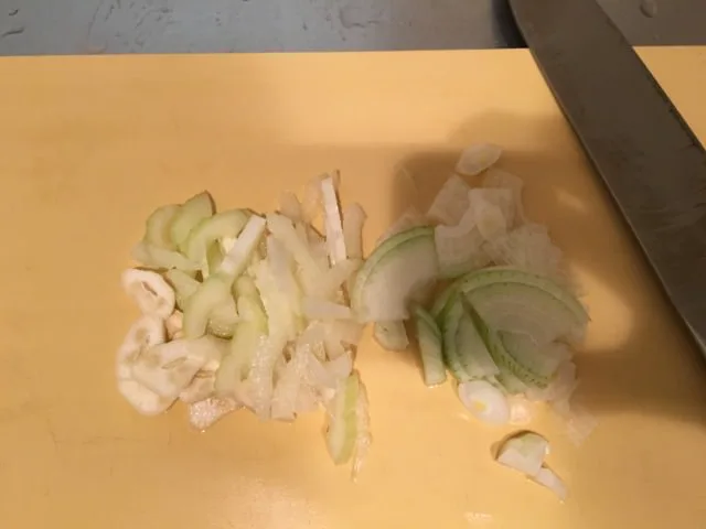野菜を薄切りにします