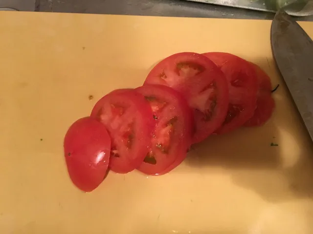 トマトは、1cm幅程度に薄切りにし