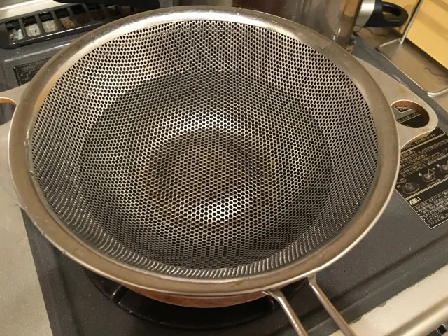 鍋に耐熱性のざるを重ね、水を7分目ほど入れ、火にかけて沸騰させます